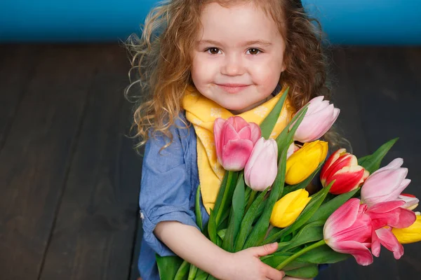 Jarní Portrét Usměvavé Holčičky Rezavými Kudrnatými Vlasy Držící Kytici Pestrobarevných — Stock fotografie