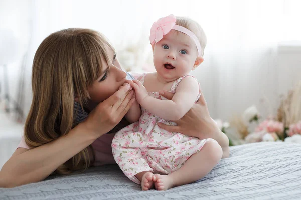 Matka Dítě Bílém Lůžku Maminka Holčička Slunečních Šatech Hrají Slunné — Stock fotografie