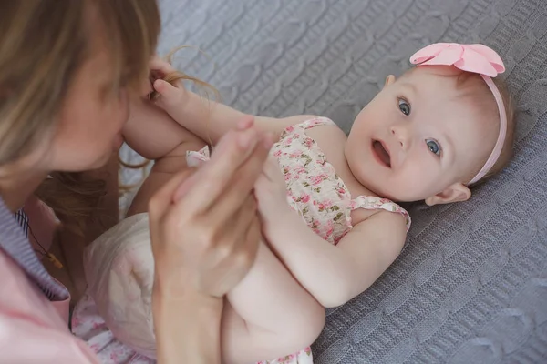 Mãe Criança Uma Cama Branca Mãe Bebê Menina Vestido Verão — Fotografia de Stock