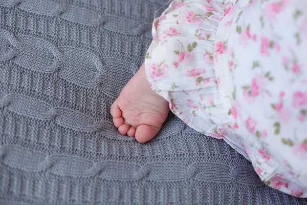 Mãe Criança Uma Cama Branca Mãe Bebê Menina Vestido Verão — Fotografia de Stock