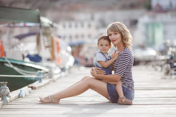 Mutter Und Kleiner Sohn Verbringen Sommer Gemeinsam Zeit Freien Sitzen — Stockfoto