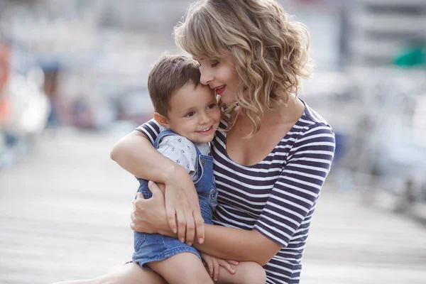 Mutter Und Kleiner Sohn Verbringen Sommer Gemeinsam Zeit Freien Sitzen — Stockfoto