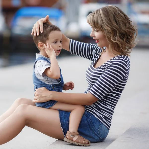 Mor Och Liten Son Tillbringar Tid Utomhus Sommaren Tillsammans Sitter — Stockfoto