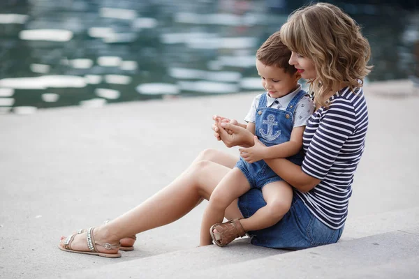 Mãe Filho Passam Tempo Livre Verão Juntos Sentados Cais Perto — Fotografia de Stock