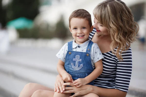 Mor Och Liten Son Tillbringar Tid Utomhus Sommaren Tillsammans Sitter — Stockfoto