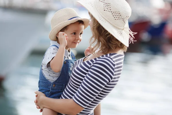 Mère Petit Fils Passent Temps Dehors Été Ensemble Assis Sur — Photo