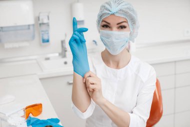 Tıp doktoru araştırma laboratuarında çalışıyor. Bilim asistanı deneyler yapıyor. Laboratuvar aletleri: mikroskop, test tüpleri, ekipmanlar. Kimya, tıp, biyokimya ve sağlık hizmetleri. Yeni korona virüsünün laboratuvar analizi. Covid-19 konsepti..