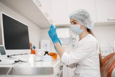 Tıp doktoru araştırma laboratuarında çalışıyor. Bilim asistanı deneyler yapıyor. Laboratuvar aletleri: mikroskop, test tüpleri, ekipmanlar. Kimya, tıp, biyokimya ve sağlık hizmetleri. Yeni korona virüsünün laboratuvar analizi. Covid-19 konsepti..