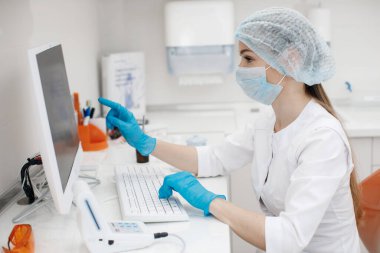 Tıp doktoru araştırma laboratuarında çalışıyor. Bilim asistanı deneyler yapıyor. Laboratuvar aletleri: mikroskop, test tüpleri, ekipmanlar. Kimya, tıp, biyokimya ve sağlık hizmetleri. Yeni korona virüsünün laboratuvar analizi. Covid-19 konsepti..