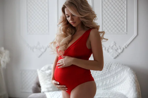 Donna Incinta Sente Felice Mentre Prende Cura Del Suo Bambino — Foto Stock