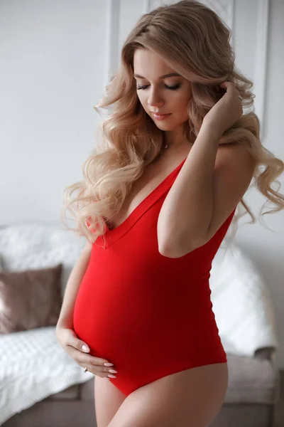 Gravid Kvinna Känner Sig Lycklig När Hon Tar Hand Sitt — Stockfoto