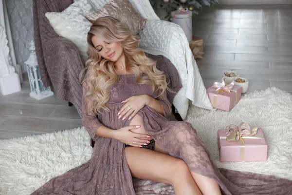 Mujer Embarazada Sintiéndose Feliz Mientras Cuida Hijo Joven Madre Embarazada —  Fotos de Stock