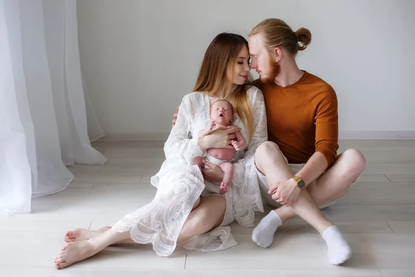 Parentalité Amour Concept Famille Mère Père Souriants Tenant Leur Fils — Photo