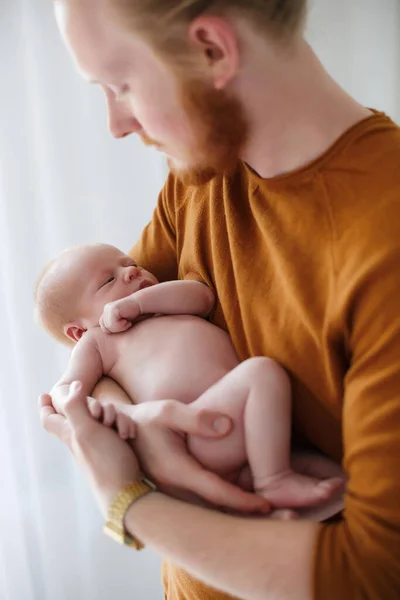 Primo Piano Ritratto Giovane Barbuto Padre Caucasico Abbracciare Baciare Neonato — Foto Stock
