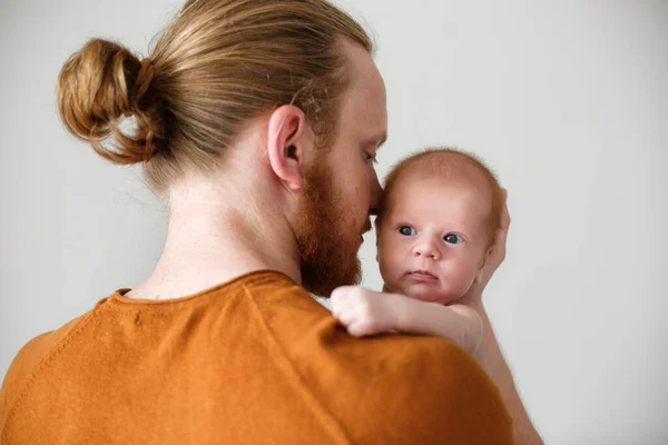 Portrait Rapproché Jeune Père Caucasien Barbu Étreignant Embrassant Bébé Nouveau — Photo