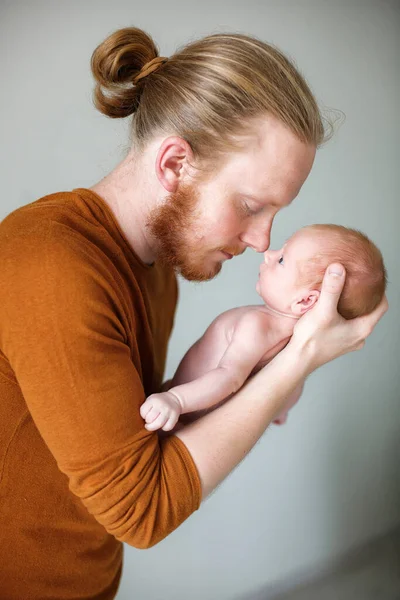 Portret Zbliżeniowy Młodego Brodatego Ojca Kaukaskiego Przytulającego Całującego Nowonarodzone Dziecko — Zdjęcie stockowe