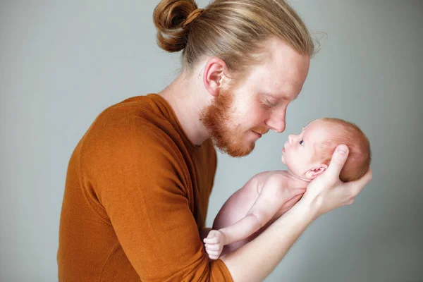 Portrait Rapproché Jeune Père Caucasien Barbu Étreignant Embrassant Bébé Nouveau — Photo