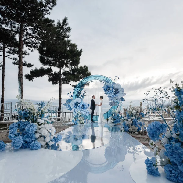 Huwelijksceremonie Een Outdoor Feestzaal Versierd Met Enorme Blauwe Bloemen Bruid — Stockfoto