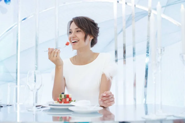 Bella Giovane Sposa Con Trucco Nozze Acconciatura Nella Sala Banchetti — Foto Stock