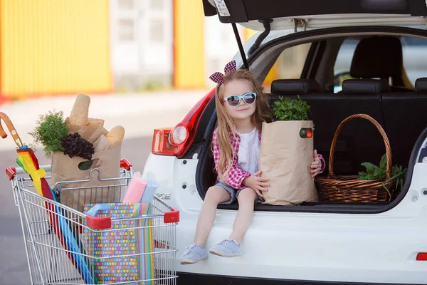 Schattig Baby Kind Met Trolley Kiezen Van Verse Groenten Lokale — Stockfoto