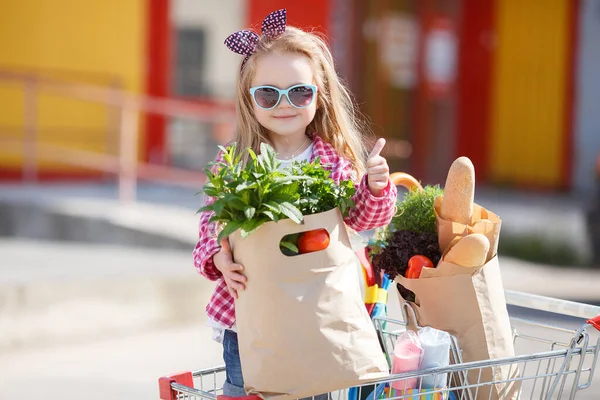 Niño Adorable Bebé Con Carro Elegir Verduras Frescas Tienda Local — Foto de Stock