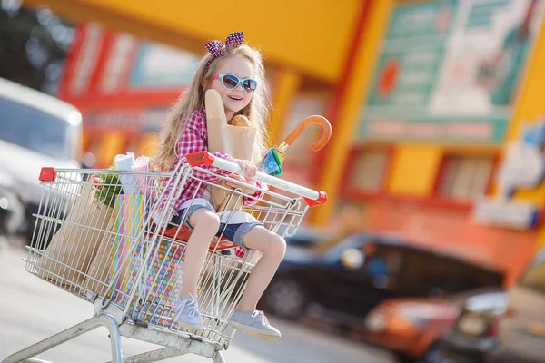 Niño Adorable Bebé Con Carro Elegir Verduras Frescas Tienda Local — Foto de Stock