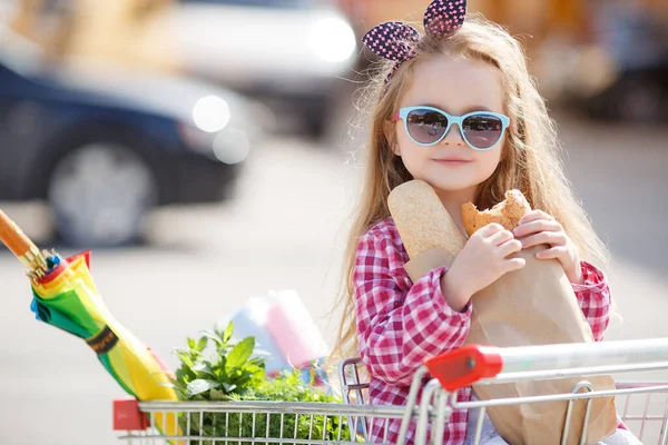 Roztomilé Dítě Vozíkem Vybírá Čerstvou Zeleninu Místním Obchodě Dívka Velkým — Stock fotografie