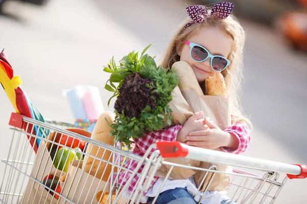 Niño Adorable Bebé Con Carro Elegir Verduras Frescas Tienda Local — Foto de Stock