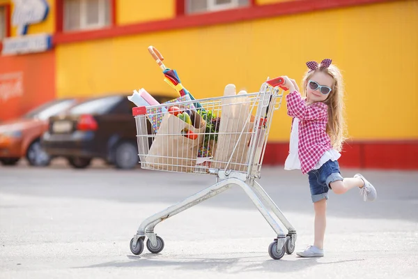Roztomilé Dítě Vozíkem Vybírá Čerstvou Zeleninu Místním Obchodě Dívka Velkým — Stock fotografie