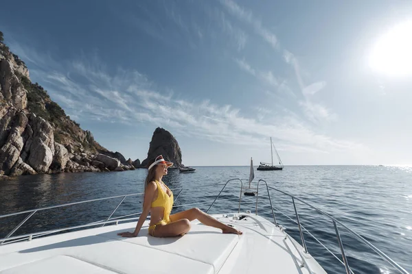 Avslappnad Kvinna Solhatt Njuter Havet Resa Segling Lyxyacht Nära Den — Stockfoto