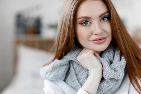 Bella Donna Con Capelli Biondi Vestita Con Disinvoltura Guardando Con — Foto Stock