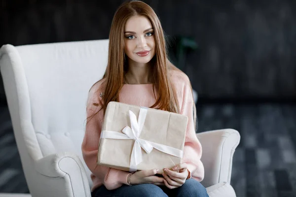 Mulher Bonita Com Cabelo Claro Vestida Casualmente Olhando Com Satisfação — Fotografia de Stock