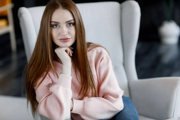 Bella Donna Con Capelli Biondi Vestita Con Disinvoltura Guardando Con — Foto Stock