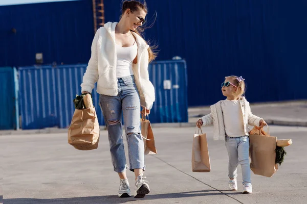 Mãe Filhinha Com Rabo Cavalo Vestidos Com Camisetas Brancas Jeans — Fotografia de Stock