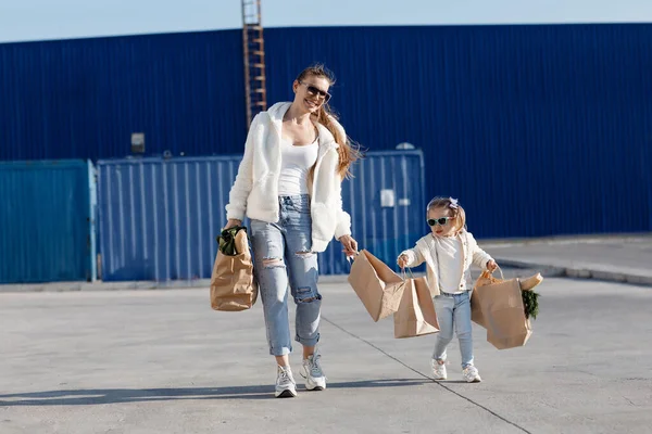 Mamá Hija Pequeña Con Colas Caballo Vestidas Con Camisetas Blancas —  Fotos de Stock