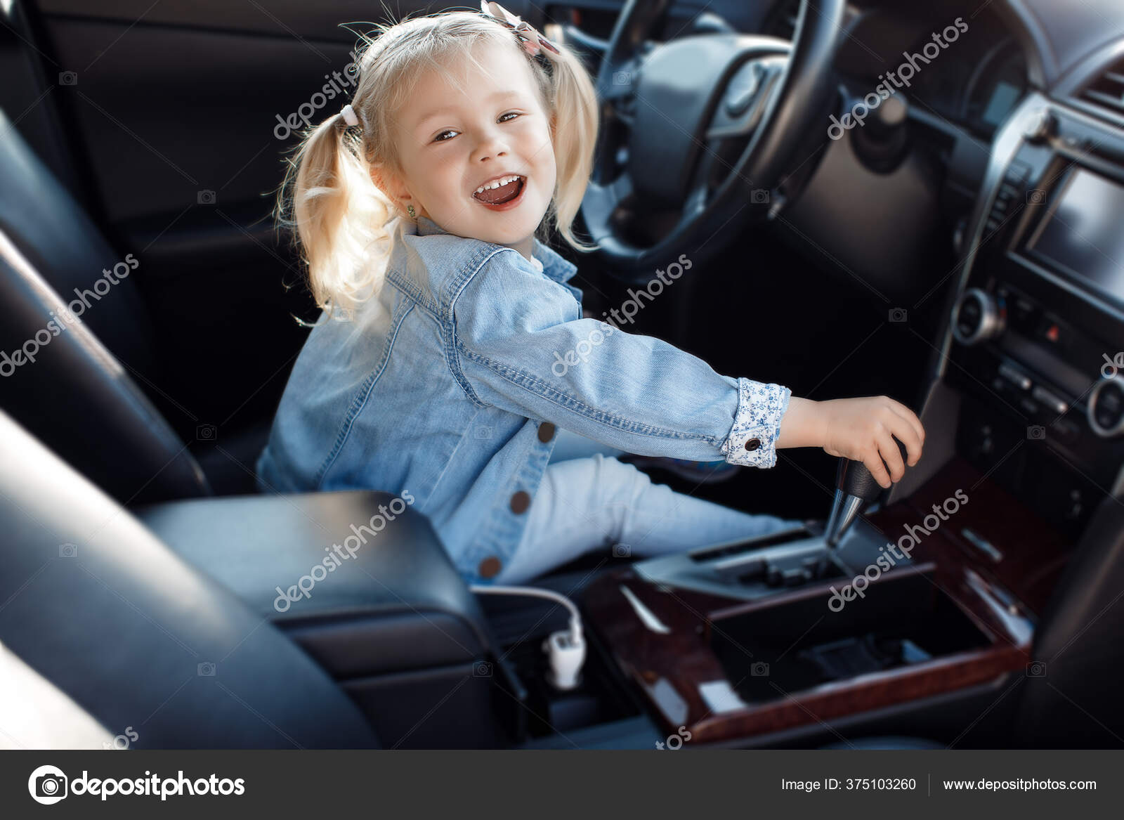 Petite Fille Mignonne Volant Une Voiture Bebe Fille Assise Sur Image Libre De Droit Par Golyak C Petite Fille Mignonne Volant Une Voiture Bebe Fille Assise Sur Image Libre De Droit Par Golyak C