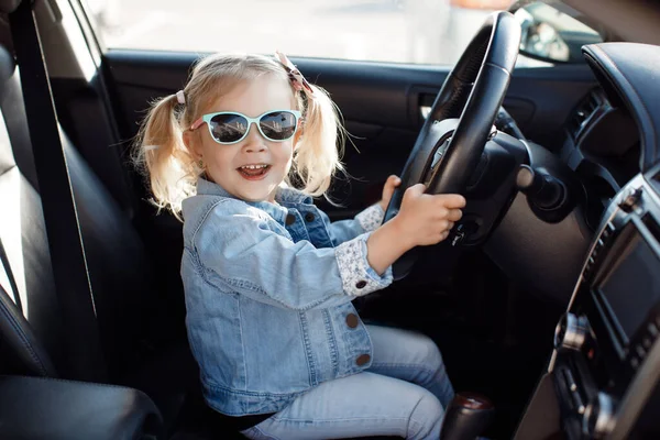 Menina Bonito Atrás Volante Carro Baby Menina Sentada Assento Motorista — Fotografia de Stock