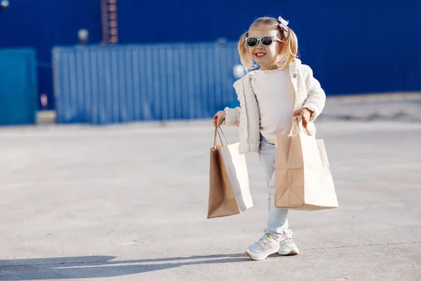 Bebé Alegre Con Compras Niña Sosteniendo Bolsas Compras Niña Sola — Foto de Stock