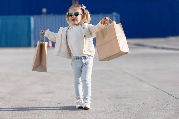 Χαρούμενο Μωρό Αγορές Κοριτσάκι Που Κρατά Τσάντες Για Ψώνια Κοριτσάκι — Φωτογραφία Αρχείου