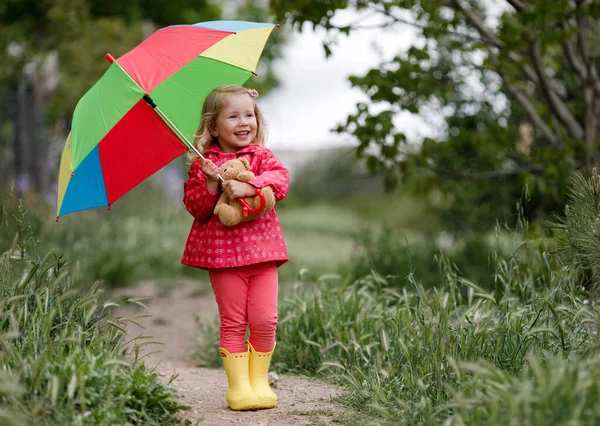 Šťastná Legrační Krásná Blondýna Modrýma Očima Dítě Duhou Barevný Deštník — Stock fotografie