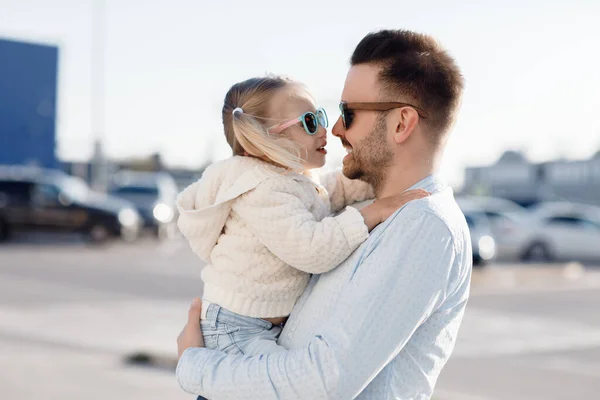 Kaukasischer Vater Beim Einkaufen Lebensmittelgeschäft Mit Kleiner Tochter Papa Kauft — Stockfoto