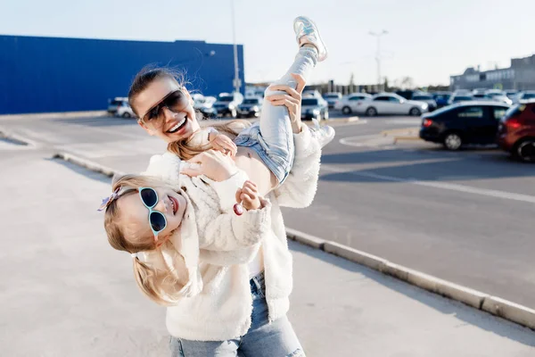 Mutter Und Kleine Tochter Mit Pferdeschwanz Gekleidet Weiße Shirts Und — Stockfoto