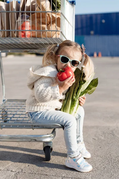 Una Niña Tres Años Una Tienda Comestibles Supermercado Elige Repollo — Foto de Stock