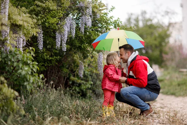 Krásná Mladá Rodina Táta Dcerka Společně Pod Deštníkem Deštivém Podzimním — Stock fotografie