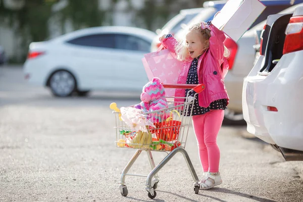 Roztomilé Dítě Vozíkem Vybírá Čerstvou Zeleninu Místním Obchodě Dívka Velkým — Stock fotografie