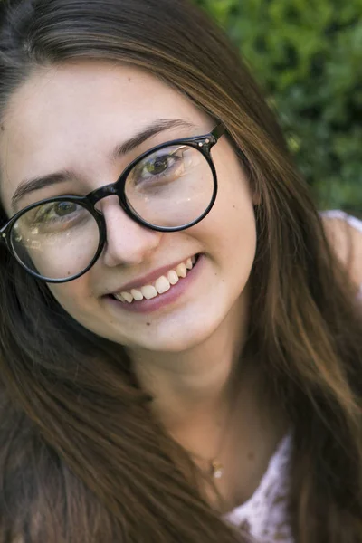 Retrato de una joven inocente con gafas — Foto de Stock