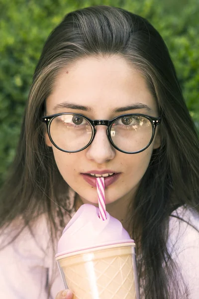 Mädchen mit schönen Sommersprossen hält Softdrink — Stockfoto