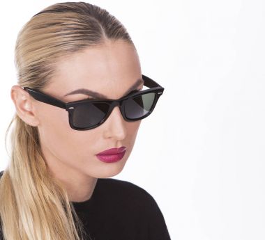 Moda güneş gözlüğü takıyor bir kız portresi