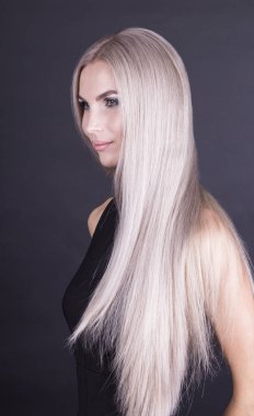 Uzun soğuk sarı saçlı güzel kız