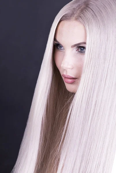 Mode shot van een koude blond meisje — Stockfoto